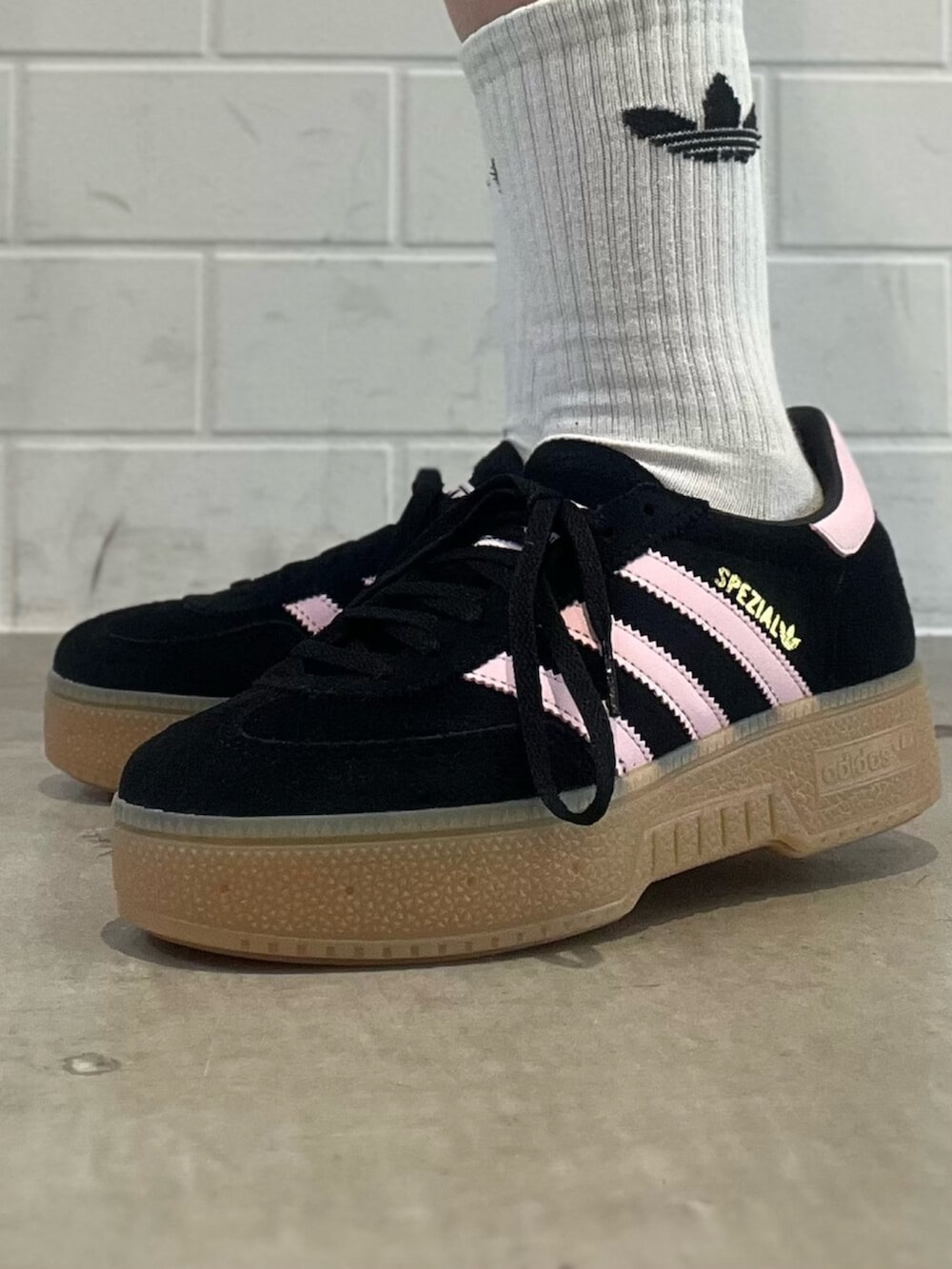 ブラック系のその他パンツ、ブラウン系のショルダーバッグ、ブラック系のスニーカーを着用したレディースの春コーディネートの6枚目の写真