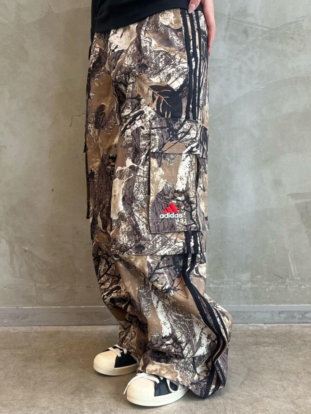 ブラック系のシューズ、ブラック系のTシャツ/カットソー、その他のパンツを着用したレディースの夏コーディネートの4枚目の写真