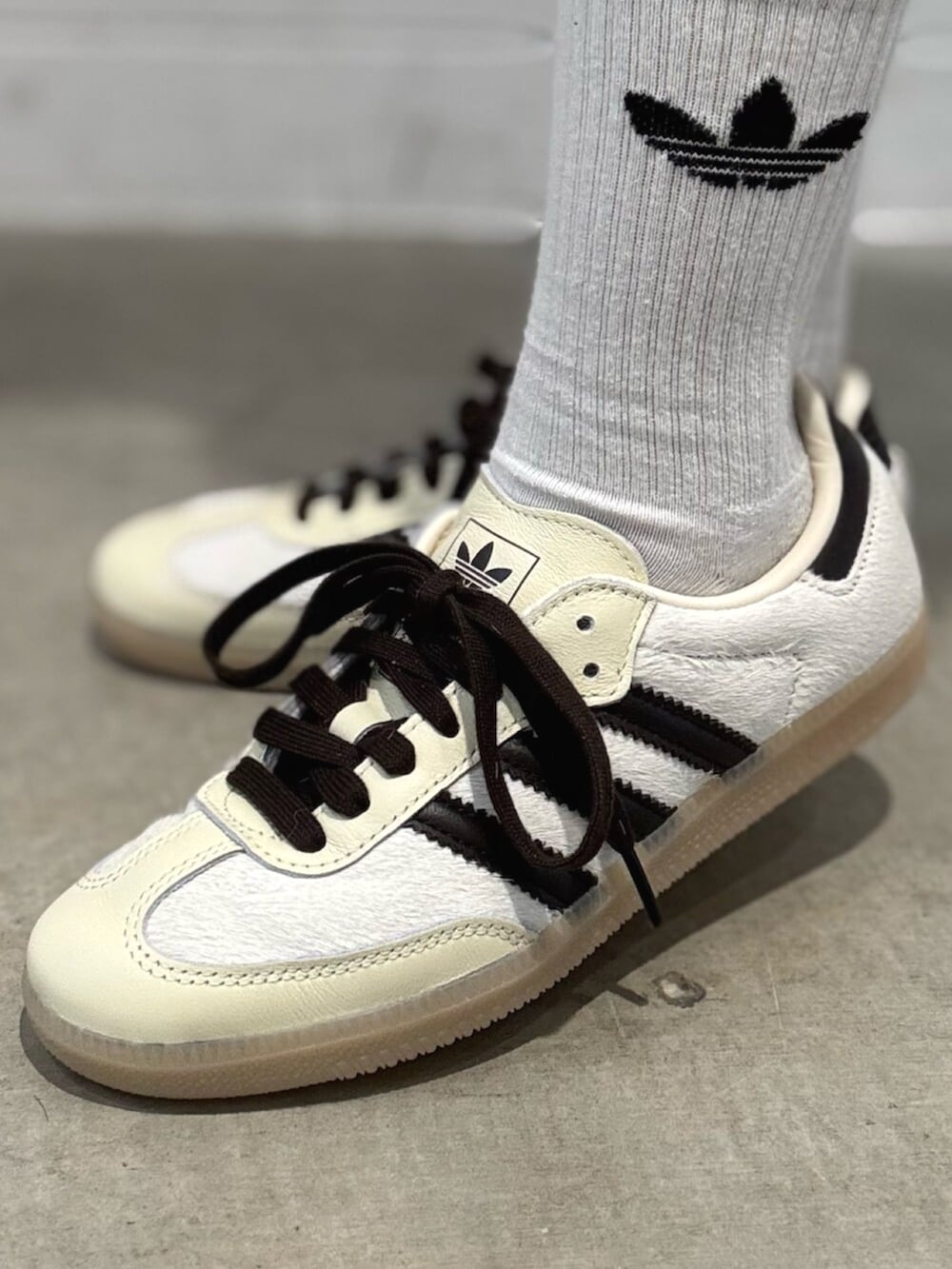 ブラック系のその他パンツ、ホワイト系のスニーカー、レッド系のトップスを着用したレディースの秋コーディネートの6枚目の写真