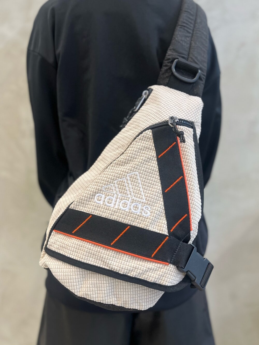ホワイト系のトップス、ベージュ系のバックパック/リュック、ブラック系のその他パンツを着用したレディースの夏コーディネートの7枚目の写真