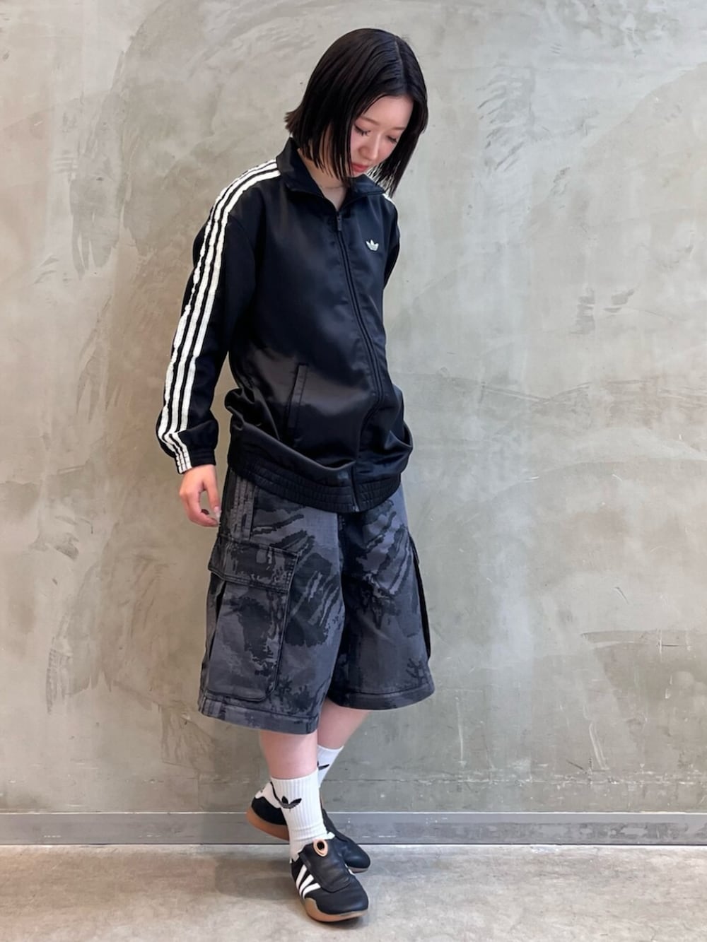 その他のパンツ、ブラック系のスニーカー、ブラック系のトップスを着用したレディースの夏コーディネートの3枚目の写真