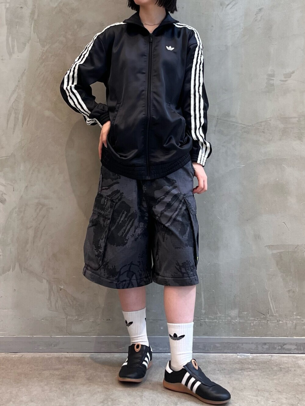 その他のパンツ、ブラック系のスニーカー、ブラック系のトップスを着用したレディースの夏コーディネートの2枚目の写真