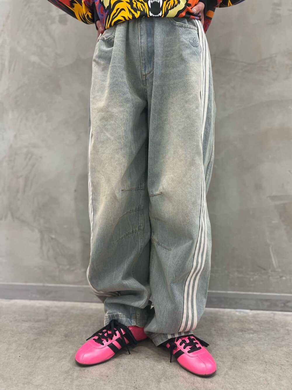 ブルー系のデニムパンツ、レッド系のTシャツ/カットソー、ブルー系のデニムジャケットを着用したレディースの春コーディネートの7枚目の写真