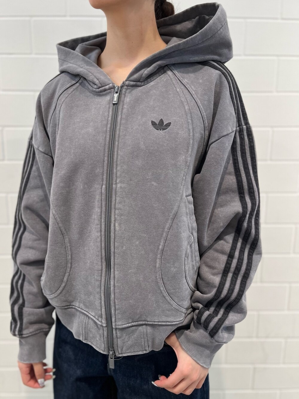 ブラック系のショルダーバッグ、イエロー系のスニーカー、グレー系のパーカーを着用したレディースの冬コーディネートの4枚目の写真