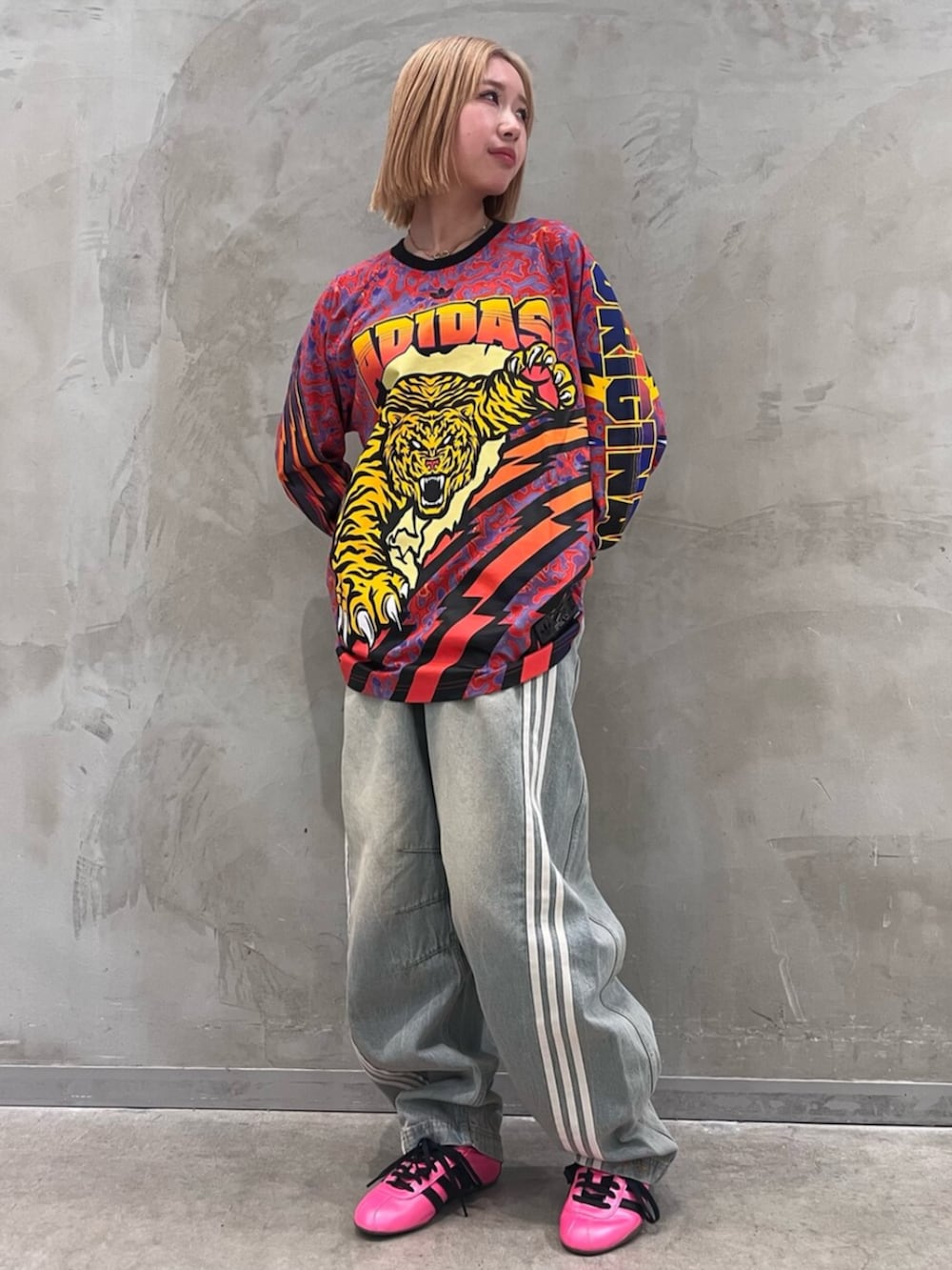 ブルー系のデニムパンツ、レッド系のTシャツ/カットソー、ブルー系のデニムジャケットを着用したレディースの春コーディネートの4枚目の写真