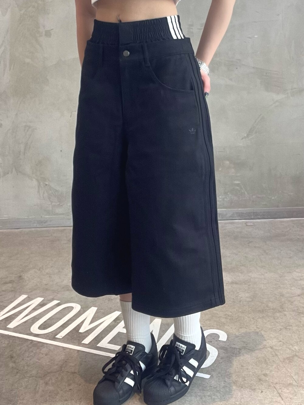 ブラック系のシューズ、ブラック系のその他パンツ、グリーン系のジャージを着用したレディースの夏コーディネートの4枚目の写真