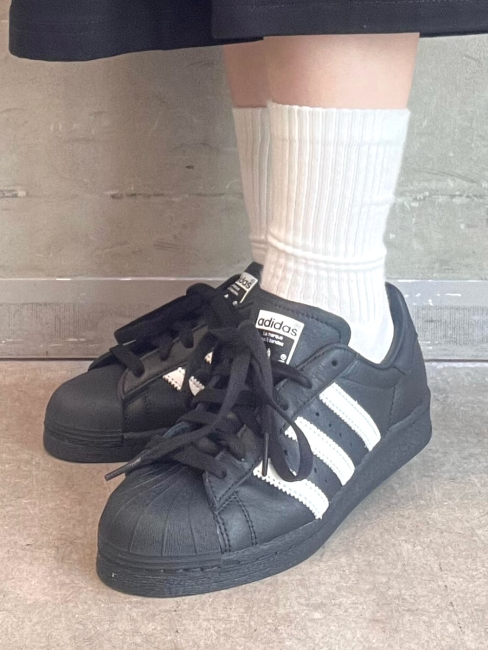 ブラック系のシューズ、ブラック系のその他パンツ、グリーン系のジャージを着用したレディースの夏コーディネートの6枚目の写真
