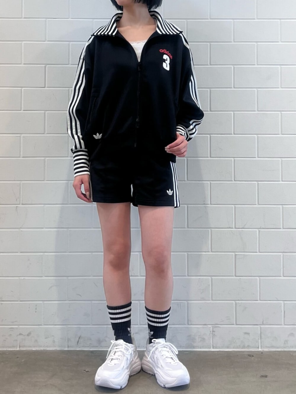 ブラック系のその他パンツ、ブラック系のジャージ、ホワイト系のスニーカーを着用したレディースの春コーディネートの2枚目の写真