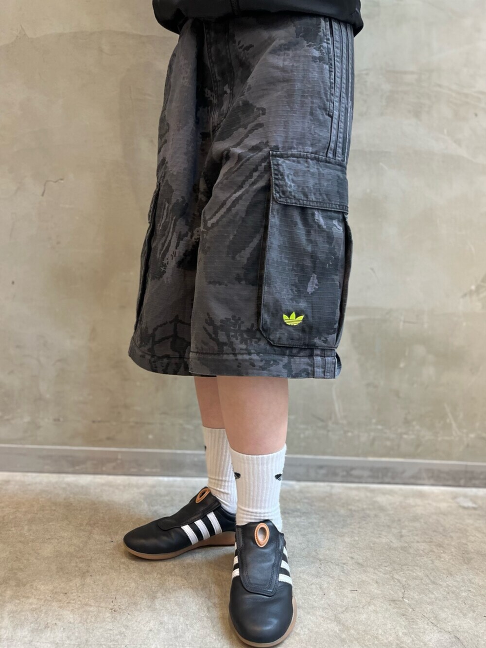 その他のパンツ、ブラック系のスニーカー、ブラック系のトップスを着用したレディースの夏コーディネートの5枚目の写真
