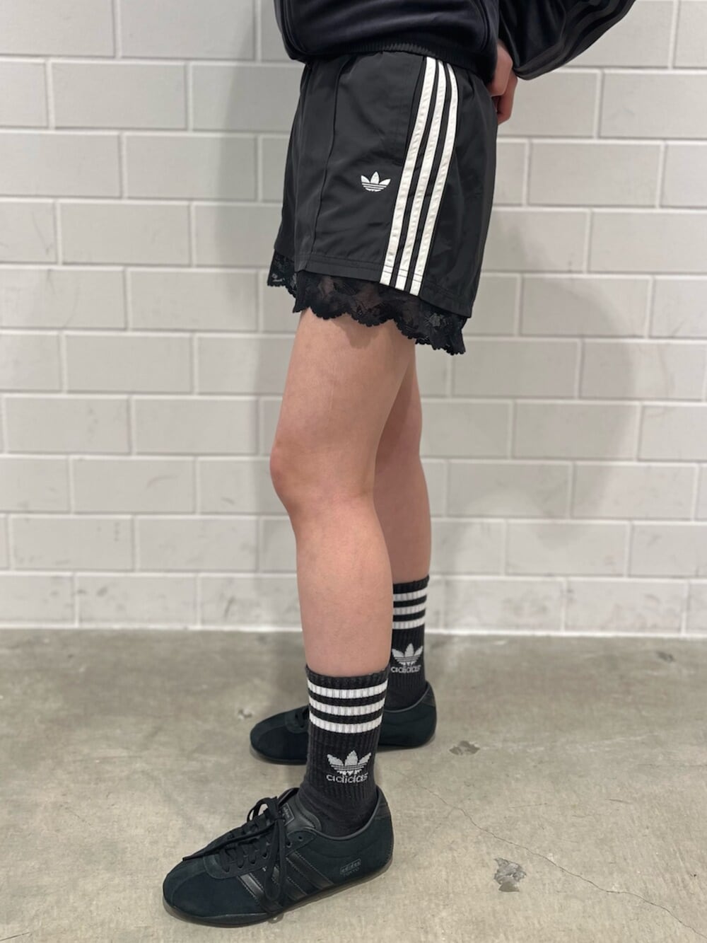 ブラック系のその他パンツ、ブラック系のショルダーバッグ、ブラック系のスニーカーを着用したレディースの冬コーディネートの5枚目の写真