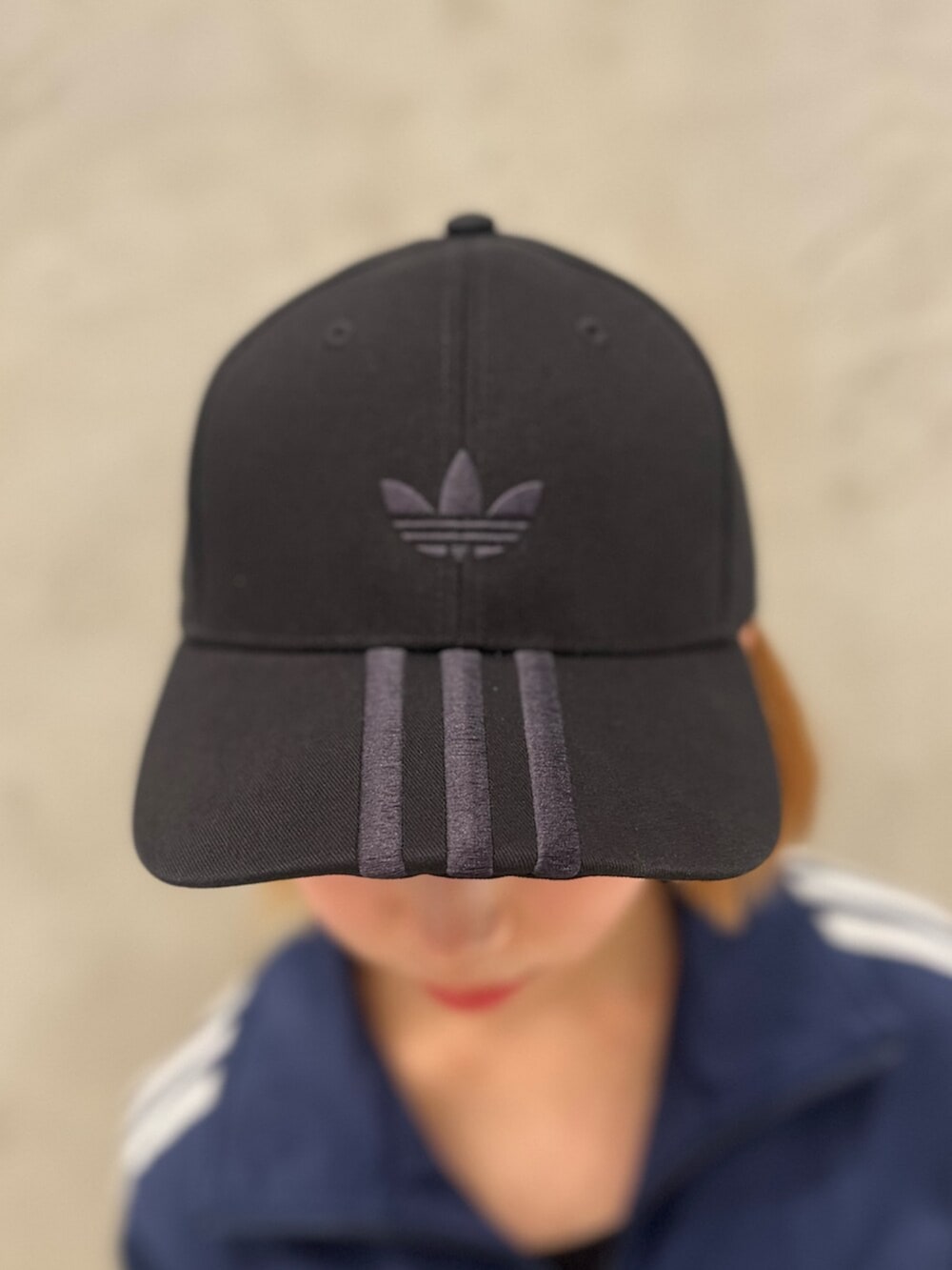 ブラック系のデニムパンツ、ベージュ系のスニーカー、ブルー系のジャージを着用したレディースの夏コーディネートの4枚目の写真