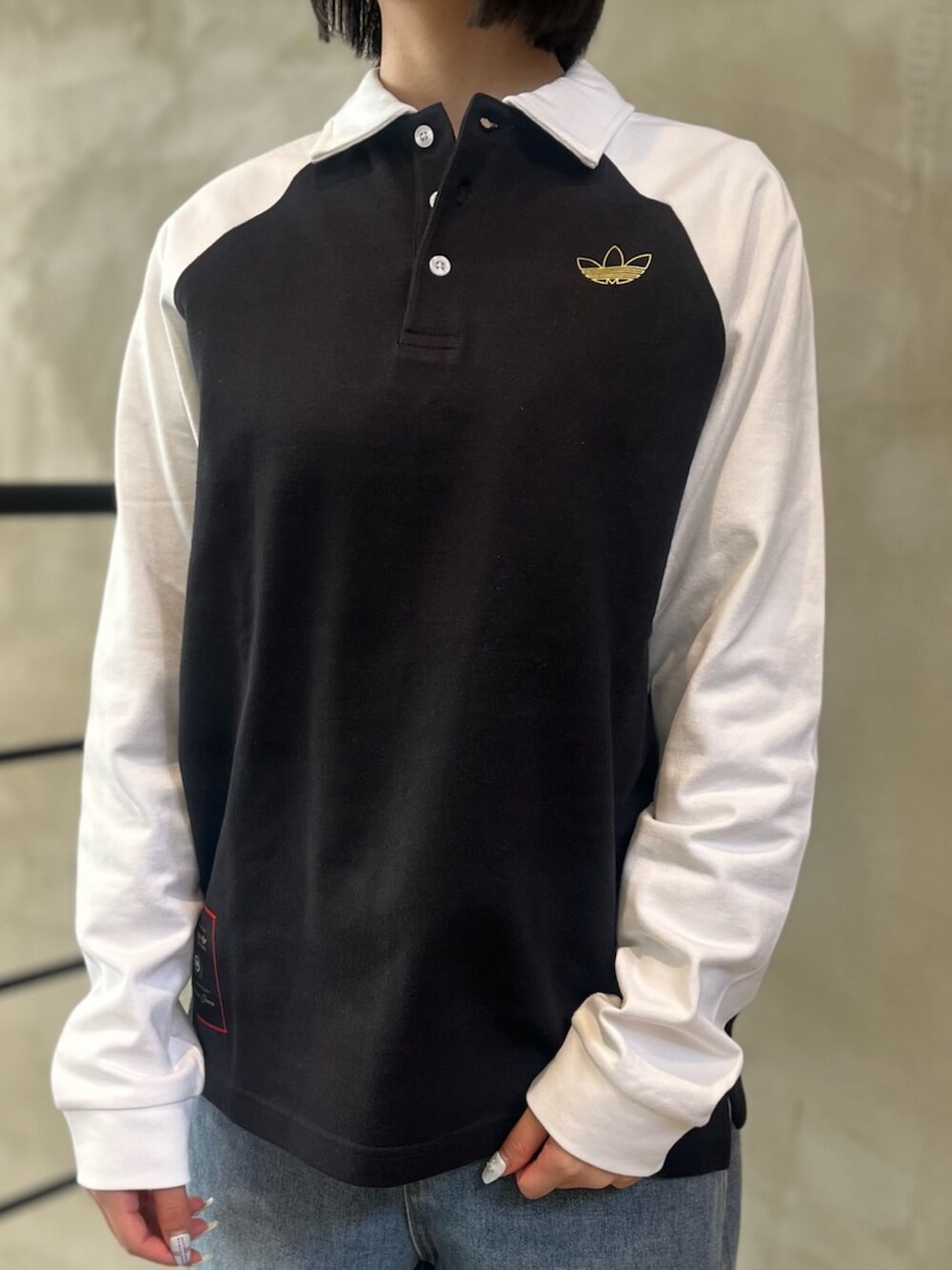 ブルー系のシューズ、ブルー系のショルダーバッグ、ブラック系のポロシャツを着用したレディースの冬コーディネートの4枚目の写真