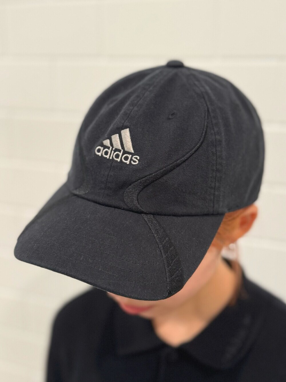 ブラック系のその他パンツ、ホワイト系のシューズ、ブラック系のポロシャツを着用したレディースの秋コーディネートの3枚目の写真