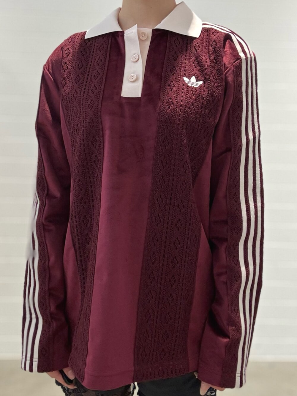 ブラック系のその他パンツ、ホワイト系のスニーカー、レッド系のトップスを着用したレディースの秋コーディネートの4枚目の写真