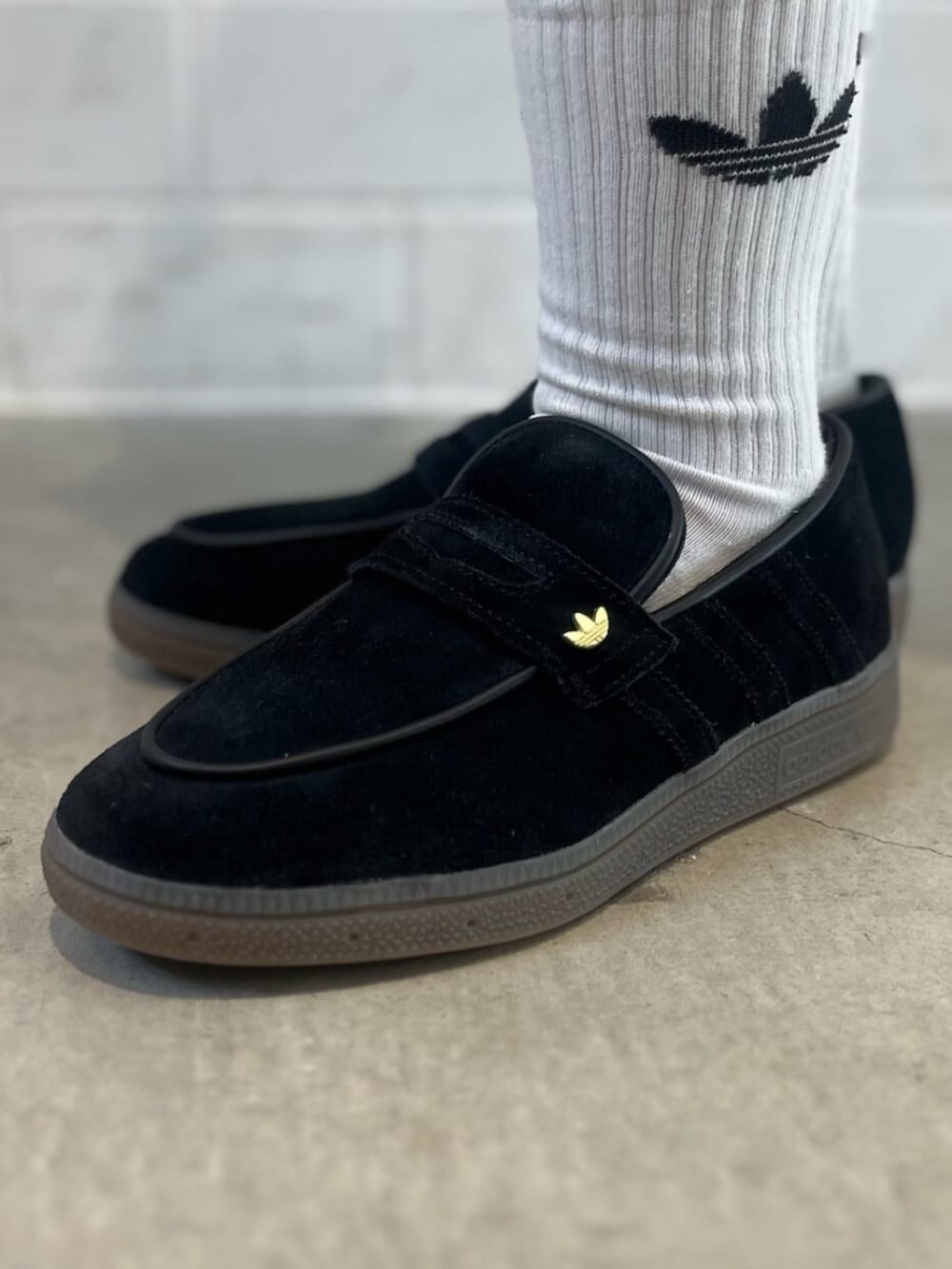 ホワイト系のスウェット、ブラック系のショルダーバッグ、ブラック系のスニーカーを着用したレディースの冬コーディネートの6枚目の写真