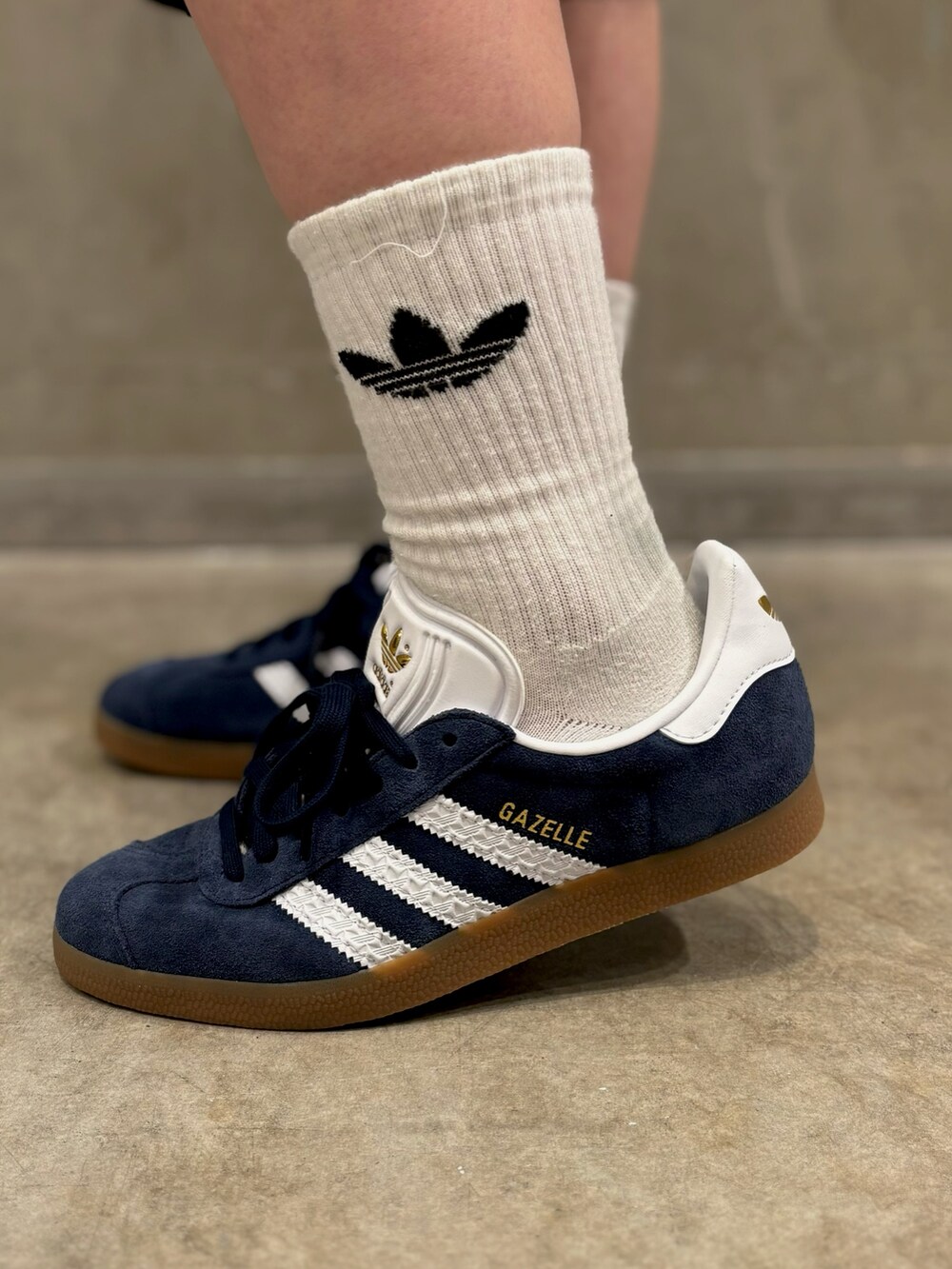 「スニーカー、Tシャツ、adidas、アディダス、adidas originals、デニムショーツ、70s、トラックトップ、ガゼル、adilenium」｜「adidasのアディダス オリジナルス 70s トラックトップ（ジャージ、レッド系）」を使った、RHさん（レディース・159cm）の秋コーディネートの6枚目の写真