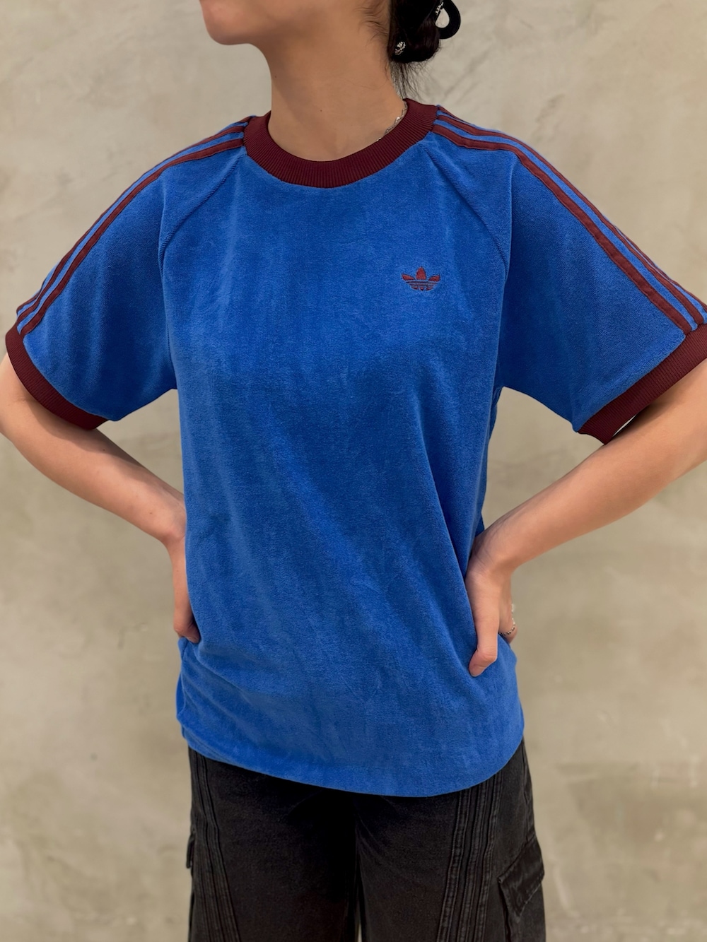 「スニーカー、Tシャツ、adidas、アディダス、adidas originals、デニムショーツ、70s、トラックトップ、ガゼル、adilenium」｜「adidasのアディダス オリジナルス 70s トラックトップ（ジャージ、レッド系）」を使った、RHさん（レディース・159cm）の秋コーディネートの3枚目の写真