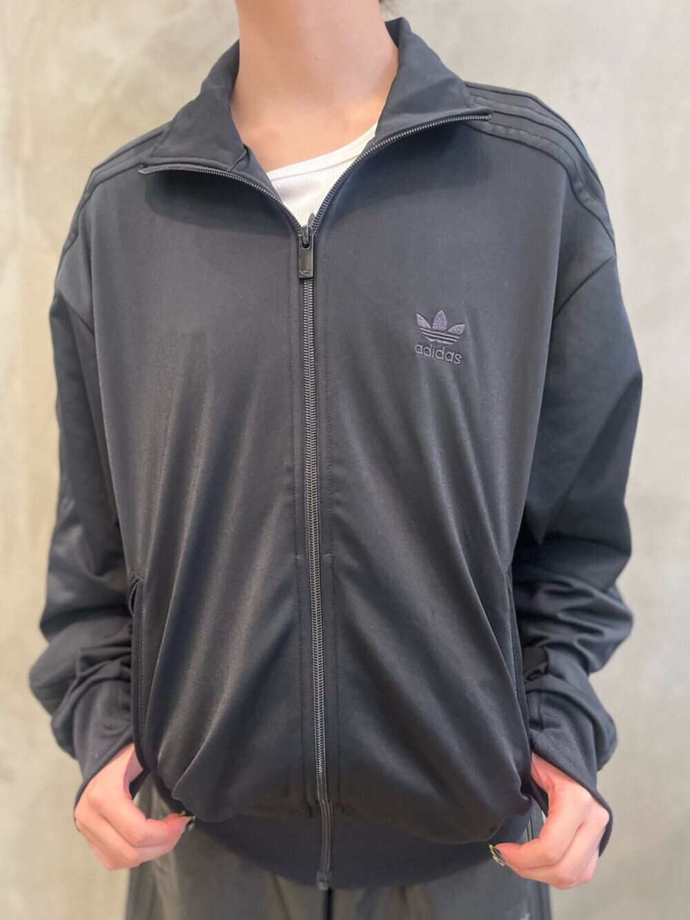 ホワイト系のトップス、ベージュ系のバックパック/リュック、ブラック系のその他パンツを着用したレディースの夏コーディネートの4枚目の写真