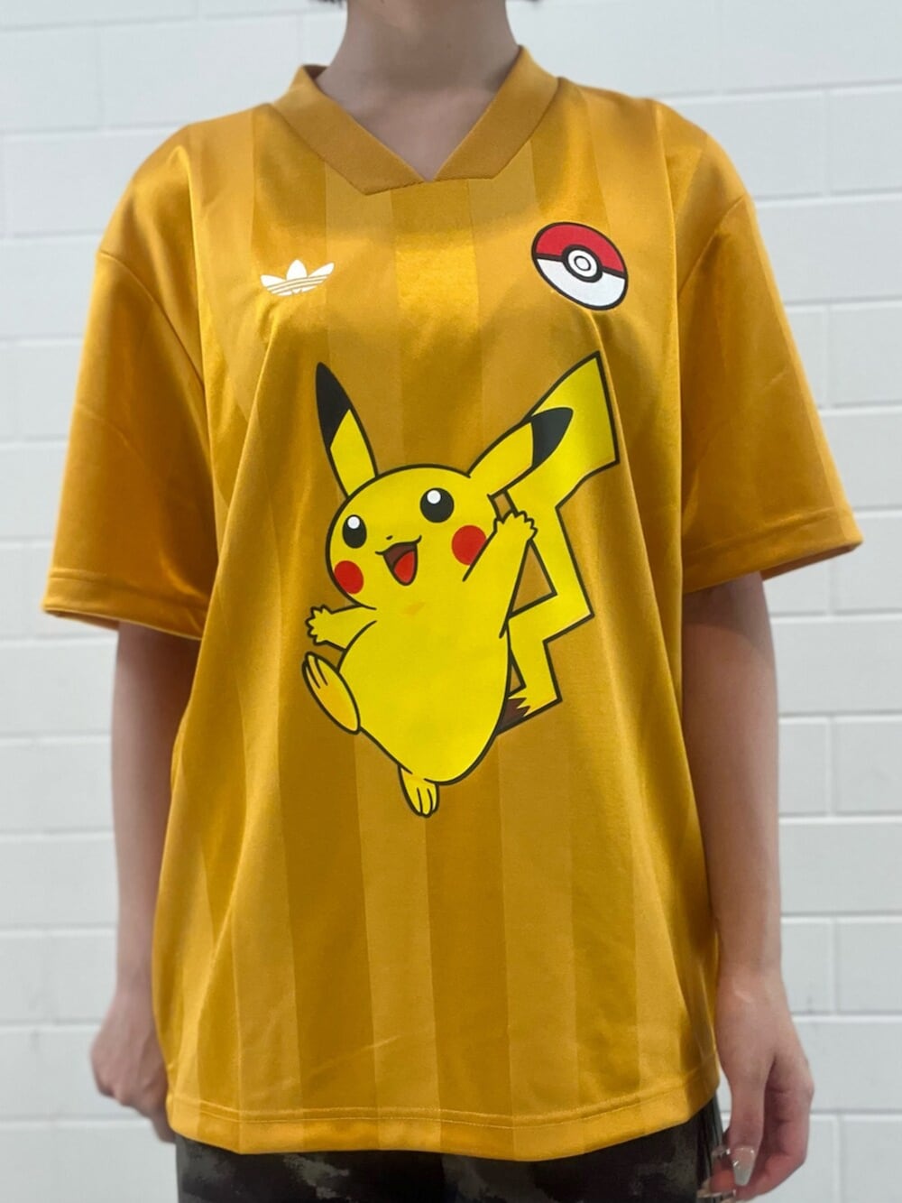 グリーン系のその他パンツ、イエロー系のTシャツ/カットソー、ホワイト系のスニーカーを着用したレディースの秋コーディネートの5枚目の写真