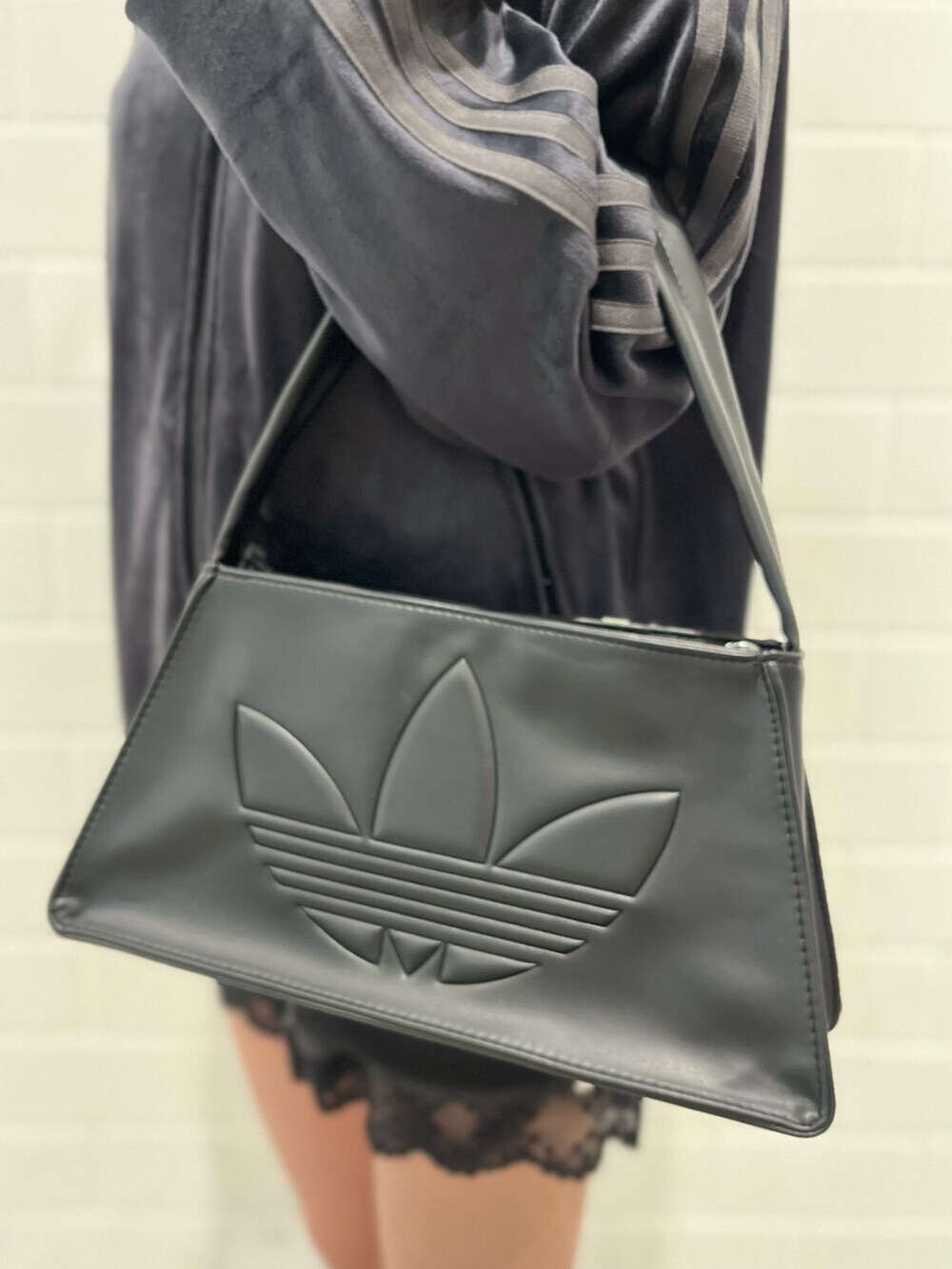 ブラック系のその他パンツ、ブラック系のショルダーバッグ、ブラック系のスニーカーを着用したレディースの冬コーディネートの4枚目の写真