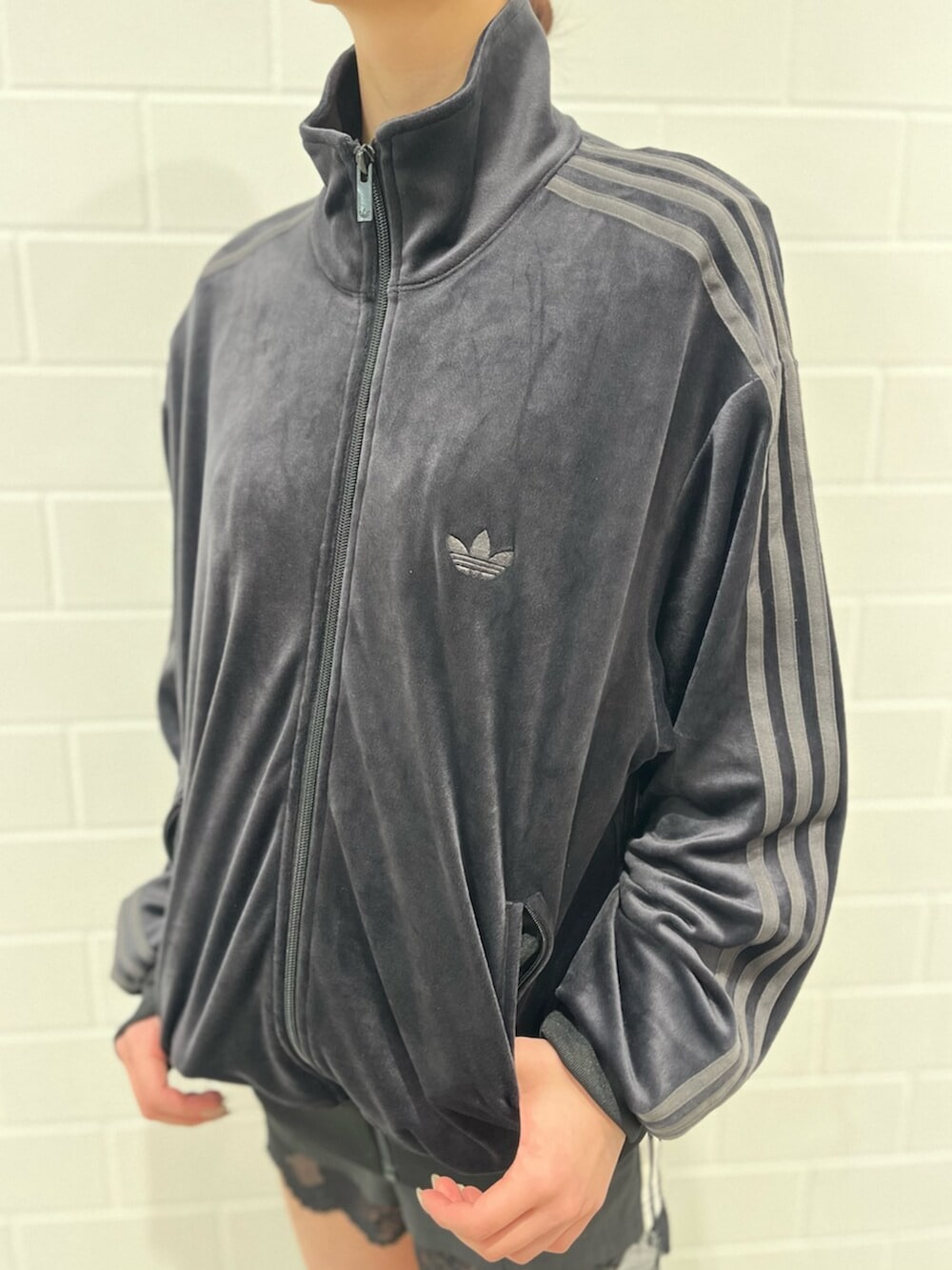 ブラック系のその他パンツ、ブラック系のショルダーバッグ、ブラック系のスニーカーを着用したレディースの冬コーディネートの3枚目の写真