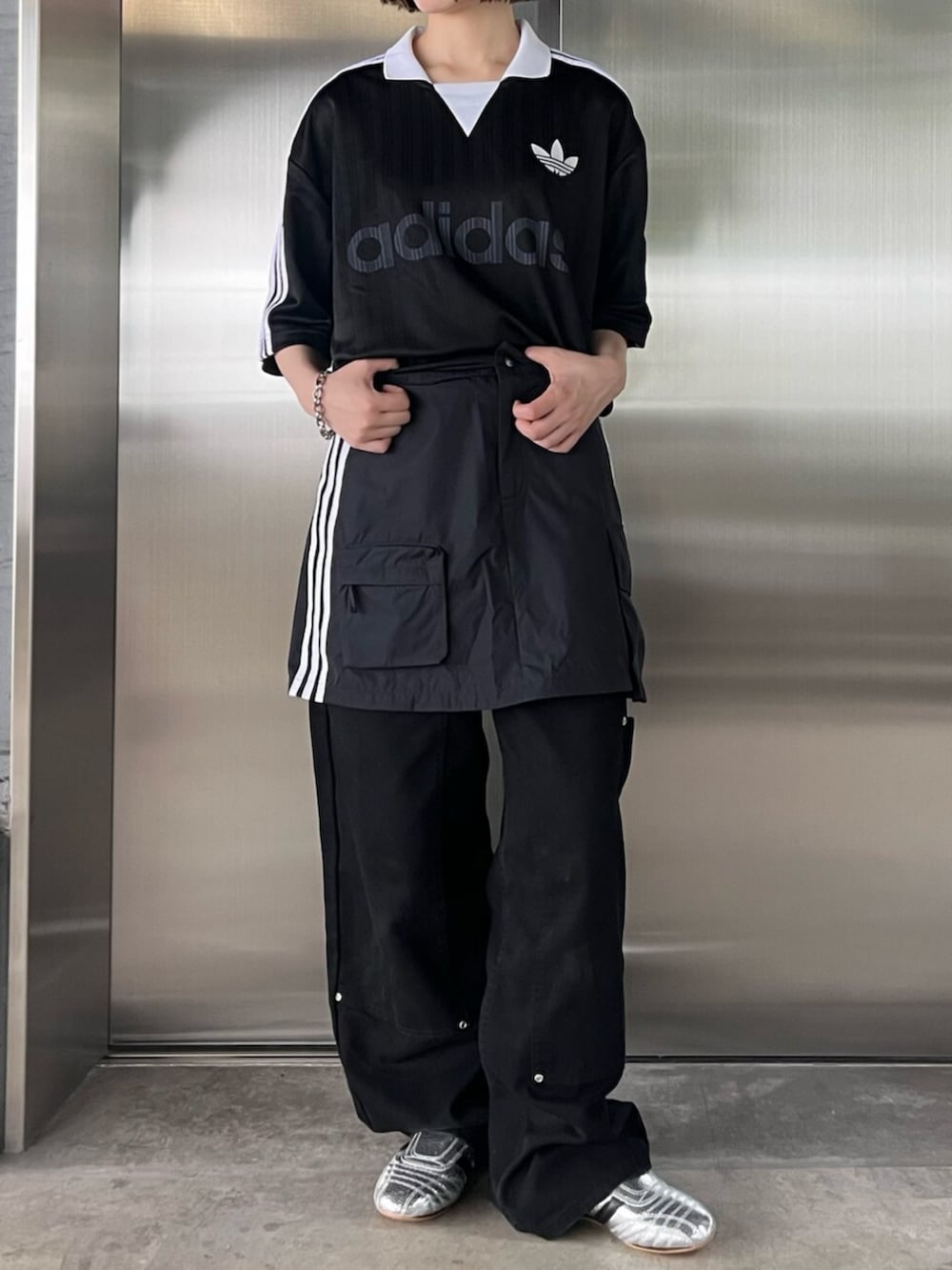 「adidas、adidas originals、アディダス、アディダスオリジナルス、スニーカー、テコンドー、ゲームシャツ、スカート、シルバーシューズ」｜「adidasのテコンドー / Taekwondo（シューズ、シルバー系）」を使った、RHさん（レディース・158cm）の春コーディネートの2枚目の写真