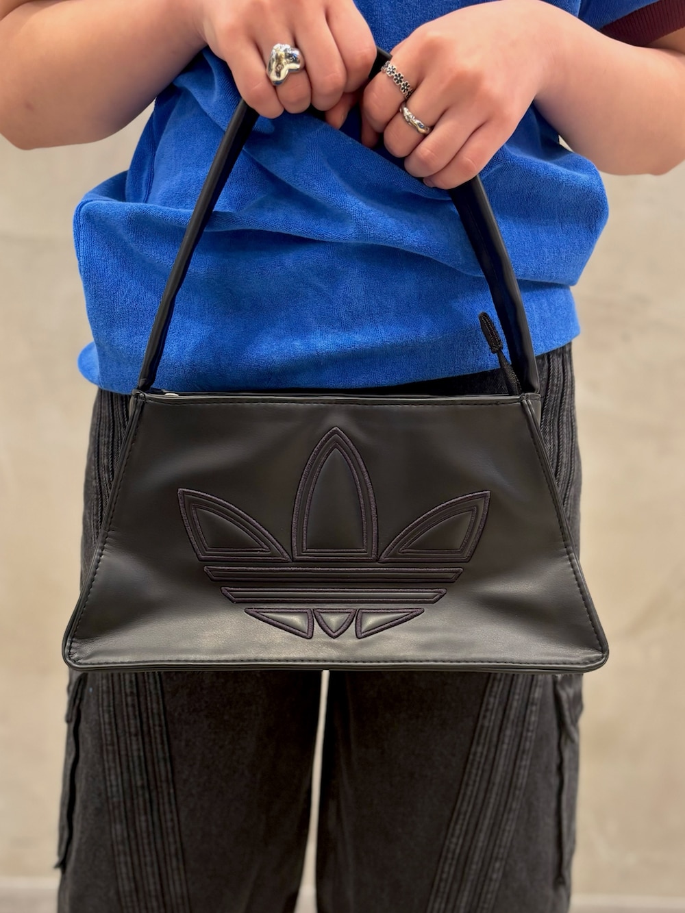「スニーカー、Tシャツ、adidas、アディダス、adidas originals、デニムショーツ、70s、トラックトップ、ガゼル、adilenium」｜「adidasのアディダス オリジナルス 70s トラックトップ（ジャージ、レッド系）」を使った、RHさん（レディース・159cm）の秋コーディネートの5枚目の写真