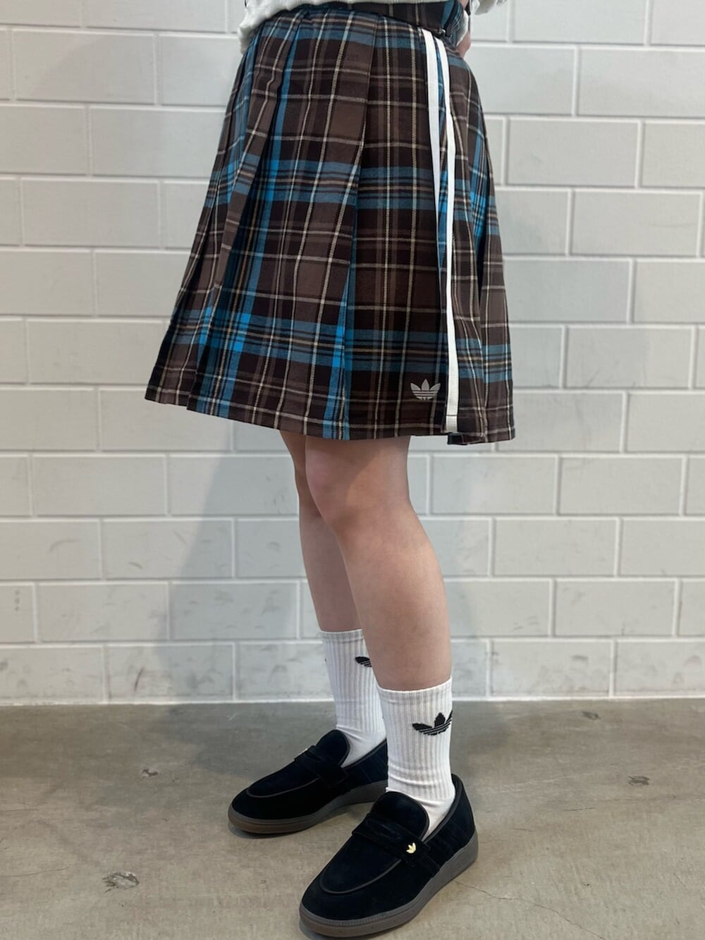 ホワイト系のスウェット、ブラック系のショルダーバッグ、ブラック系のスニーカーを着用したレディースの冬コーディネートの5枚目の写真