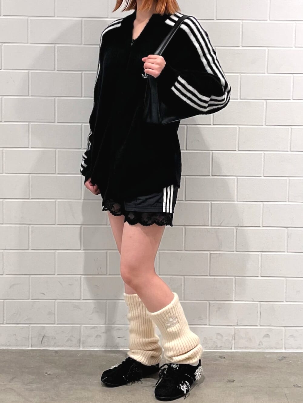 ブラック系のその他パンツ、ブラック系のショルダーバッグ、ブラック系のジャージを着用したレディースの秋コーディネートの2枚目の写真