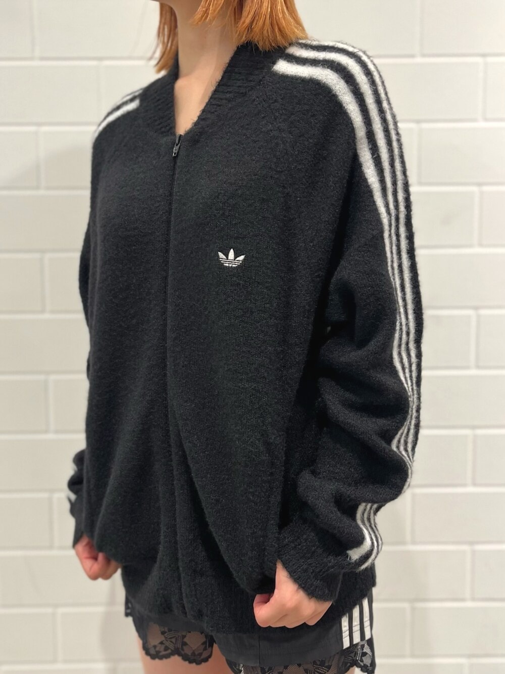 ブラック系のその他パンツ、ブラック系のショルダーバッグ、ブラック系のジャージを着用したレディースの秋コーディネートの4枚目の写真