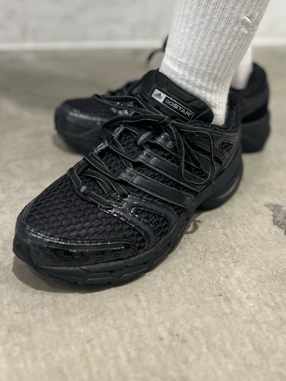 ブラック系のショルダーバッグ、ブルー系のデニムジャケット、ブラック系のスニーカーを着用したレディースの夏コーディネートの6枚目の写真