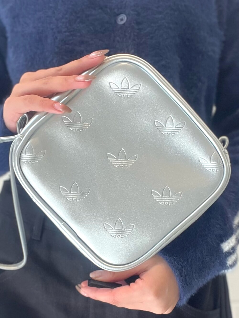 シルバー系のショルダーバッグ、ブラック系のその他パンツ、シルバー系のスニーカーを着用したレディースの秋コーディネートの4枚目の写真