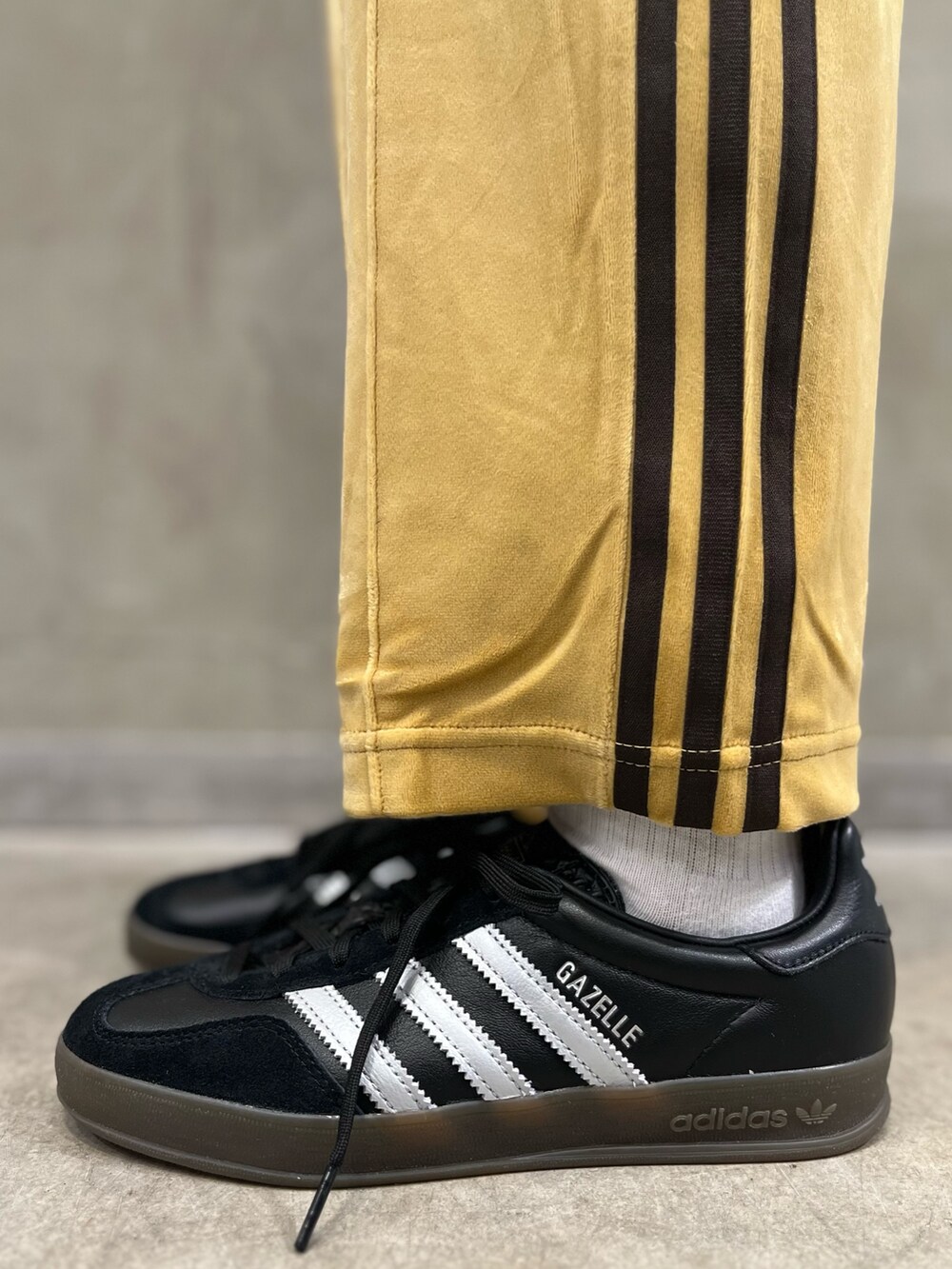 ホワイト系のベスト、ベージュ系のその他パンツ、ブラック系のシューズを着用したレディースの秋コーディネートの6枚目の写真