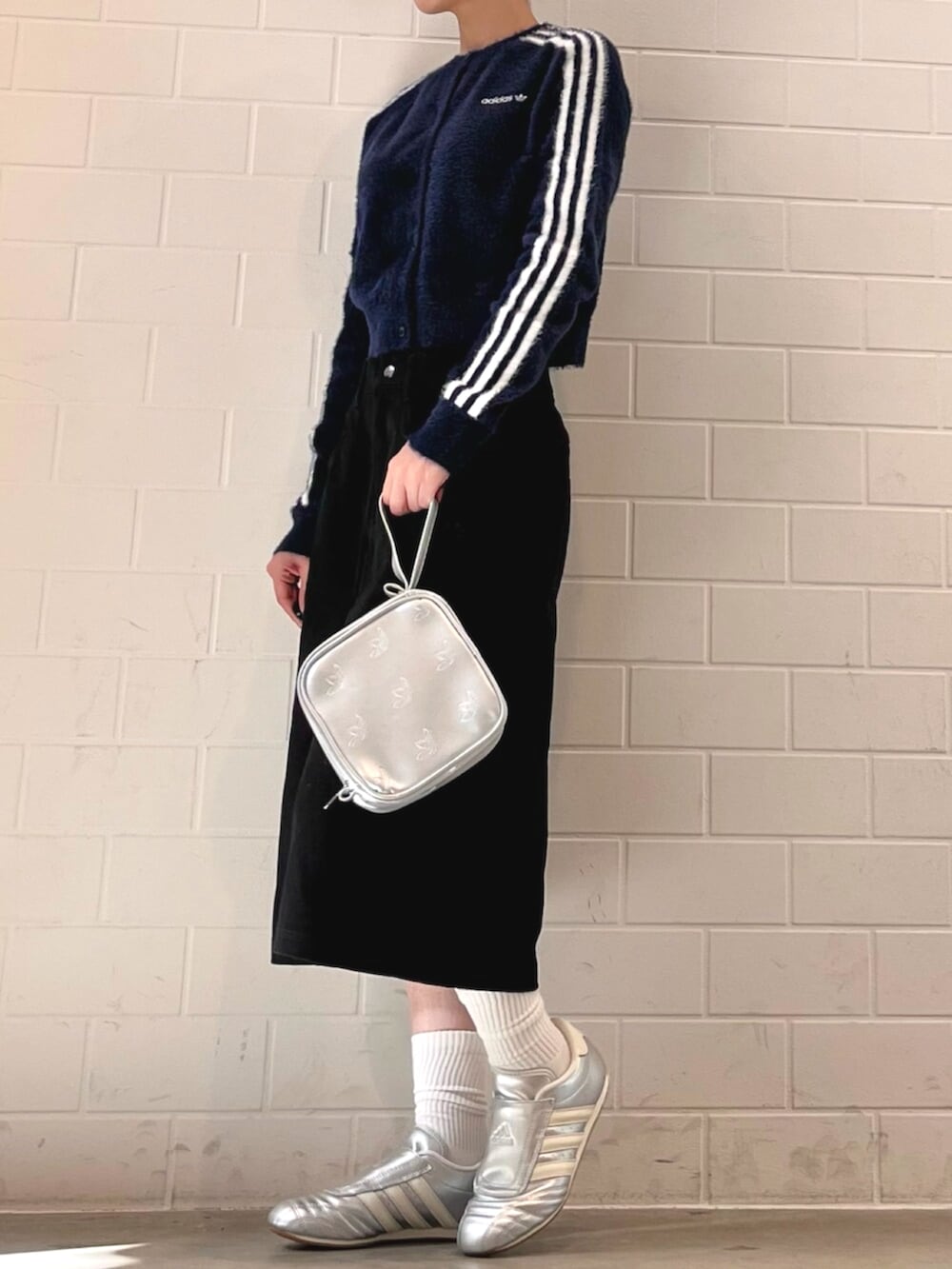 シルバー系のショルダーバッグ、ブラック系のその他パンツ、シルバー系のスニーカーを着用したレディースの秋コーディネートの2枚目の写真