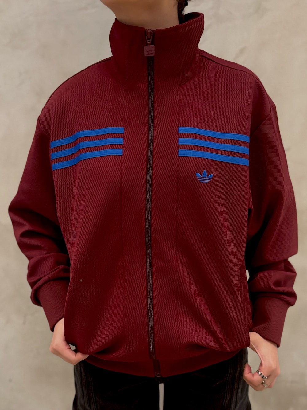 「スニーカー、Tシャツ、adidas、アディダス、adidas originals、デニムショーツ、70s、トラックトップ、ガゼル、adilenium」｜「adidasのアディダス オリジナルス 70s トラックトップ（ジャージ、レッド系）」を使った、RHさん（レディース・159cm）の秋コーディネートの2枚目の写真