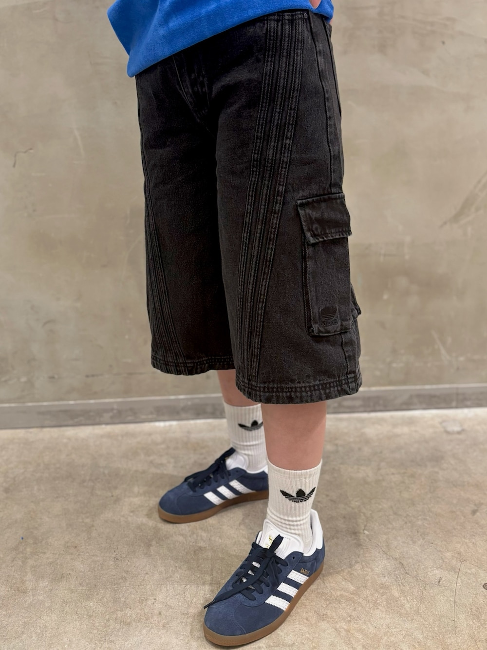 「スニーカー、Tシャツ、adidas、アディダス、adidas originals、デニムショーツ、70s、トラックトップ、ガゼル、adilenium」｜「adidasのアディダス オリジナルス 70s トラックトップ（ジャージ、レッド系）」を使った、RHさん（レディース・159cm）の秋コーディネートの4枚目の写真