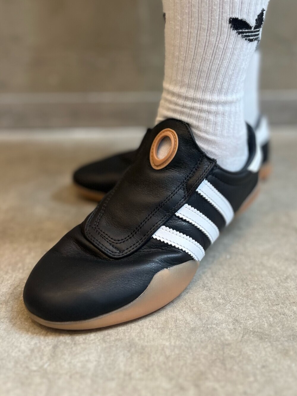 その他のパンツ、ブラック系のスニーカー、ブラック系のトップスを着用したレディースの夏コーディネートの6枚目の写真