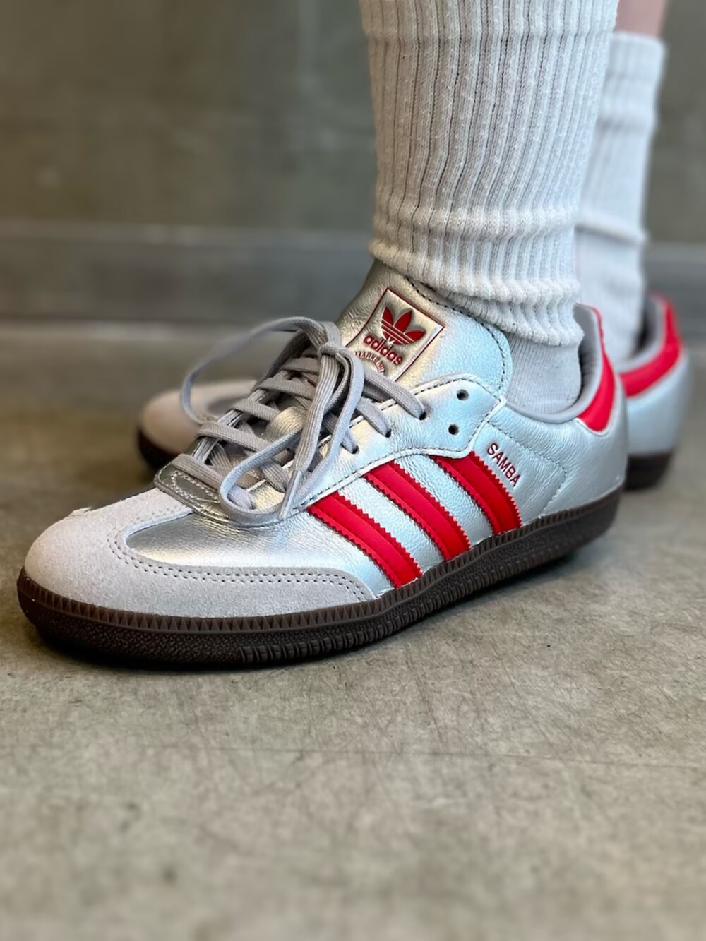 シルバー系のシューズ、シルバー系のショルダーバッグ、レッド系のトップスを着用したレディースの夏コーディネートの6枚目の写真