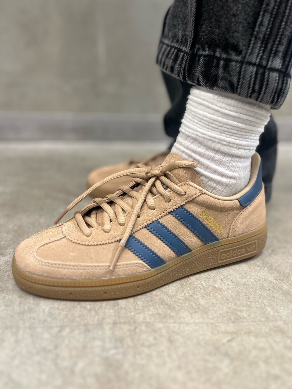 ブラック系のデニムパンツ、ベージュ系のスニーカー、ブルー系のジャージを着用したレディースの夏コーディネートの6枚目の写真