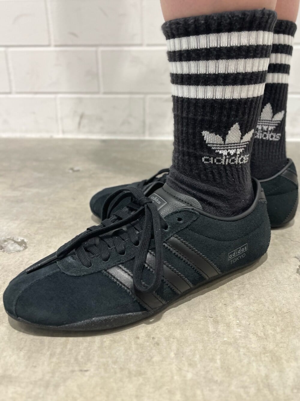 ブラック系のその他パンツ、ブラック系のショルダーバッグ、ブラック系のスニーカーを着用したレディースの冬コーディネートの6枚目の写真