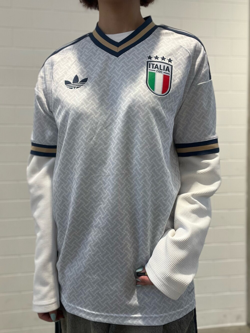 ブラウン系のスニーカー、ブルー系のTシャツ/カットソー、ブラウン系のデニムパンツを着用したレディースの春コーディネートの4枚目の写真