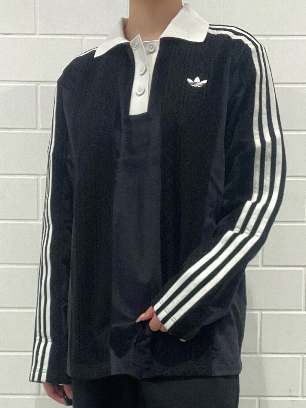 ブラック系のスニーカー、ブラック系のTシャツ/カットソーを着用したレディースの秋コーディネートの3枚目の写真