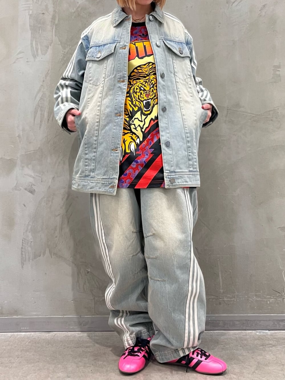 ブルー系のデニムパンツ、レッド系のTシャツ/カットソー、ブルー系のデニムジャケットを着用したレディースの春コーディネートの2枚目の写真