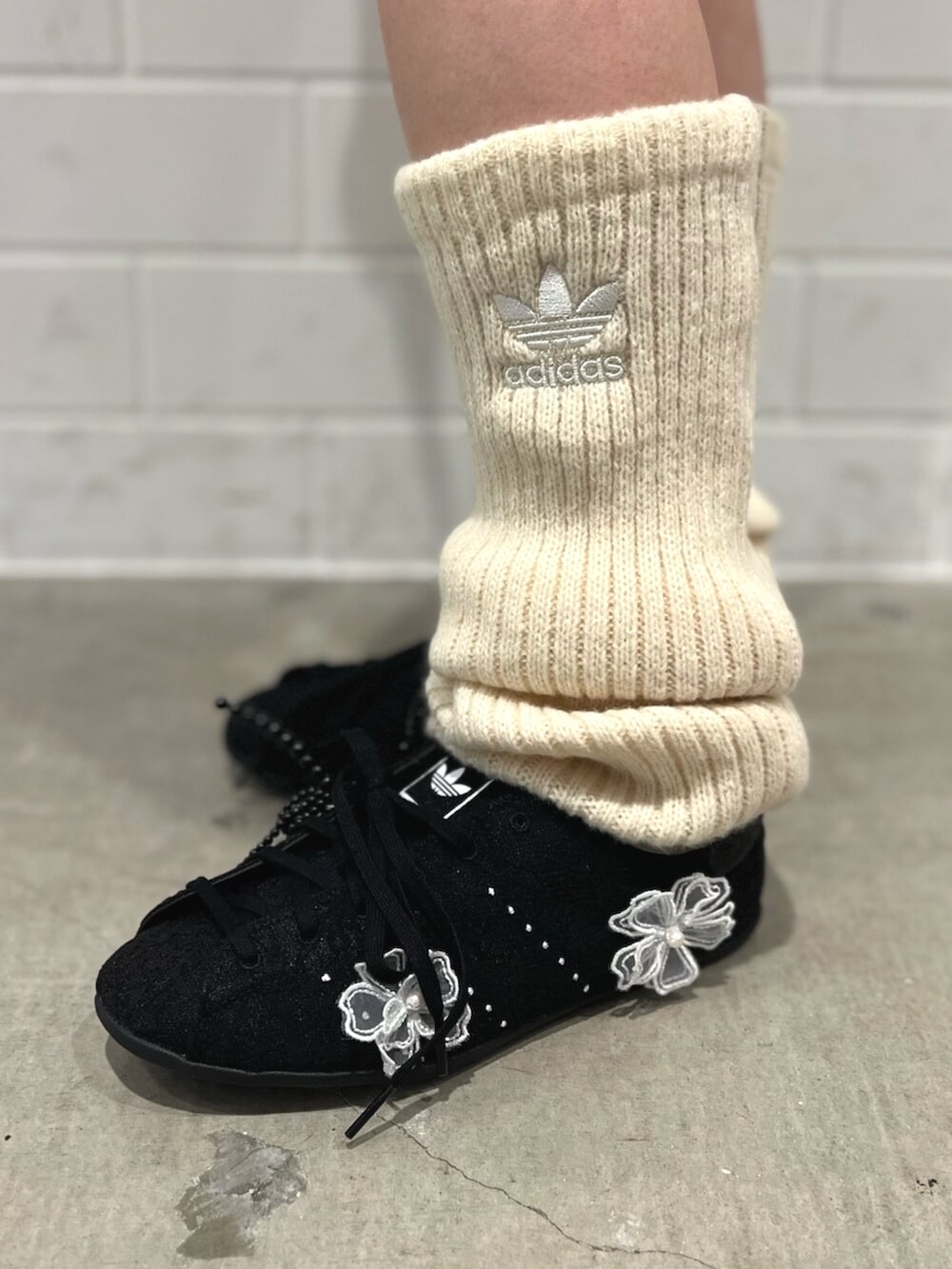 ブラック系のその他パンツ、ブラック系のショルダーバッグ、ブラック系のジャージを着用したレディースの秋コーディネートの7枚目の写真