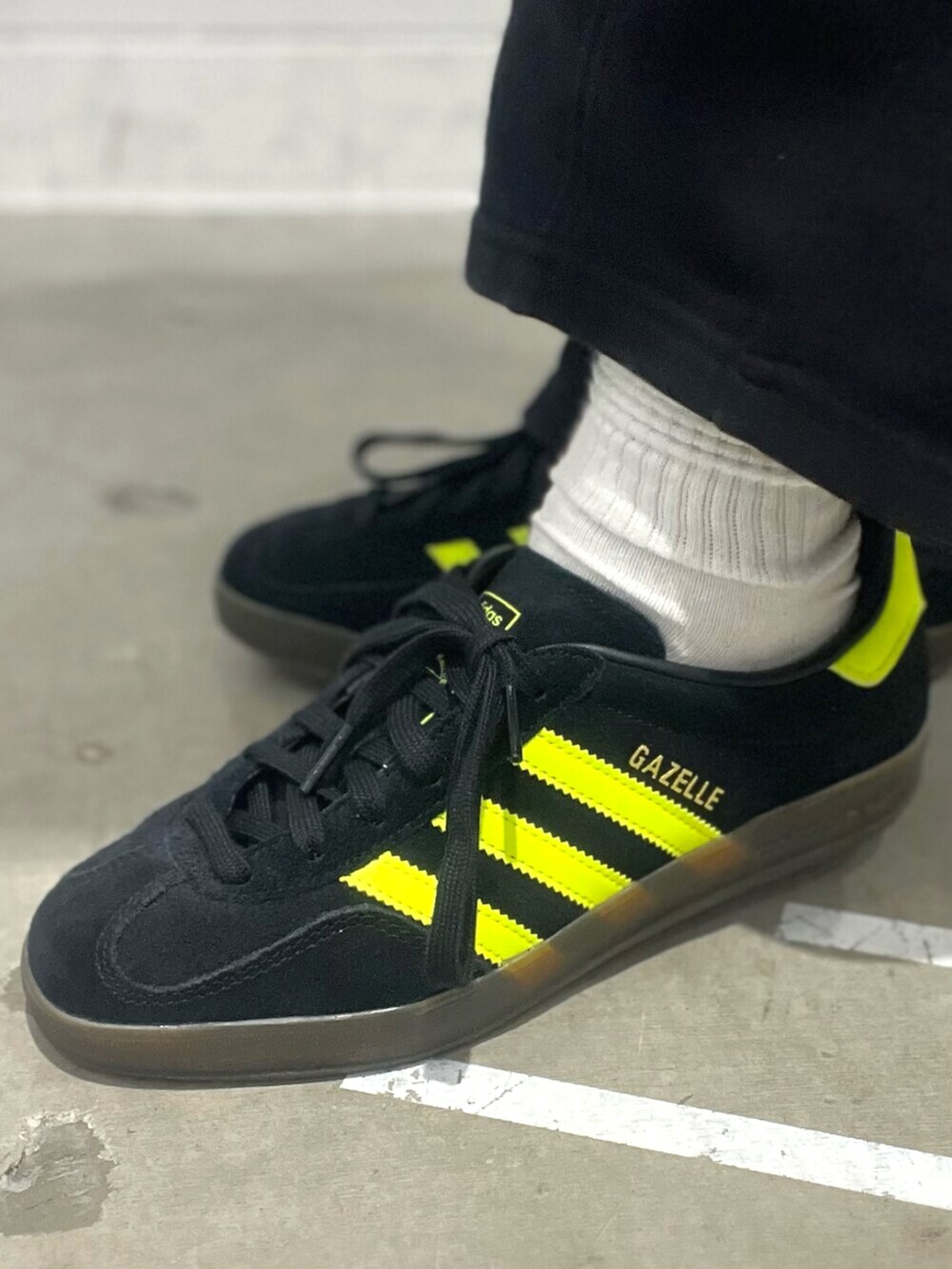 ブラック系のスニーカー、ブラック系のTシャツ/カットソーを着用したレディースの秋コーディネートの4枚目の写真