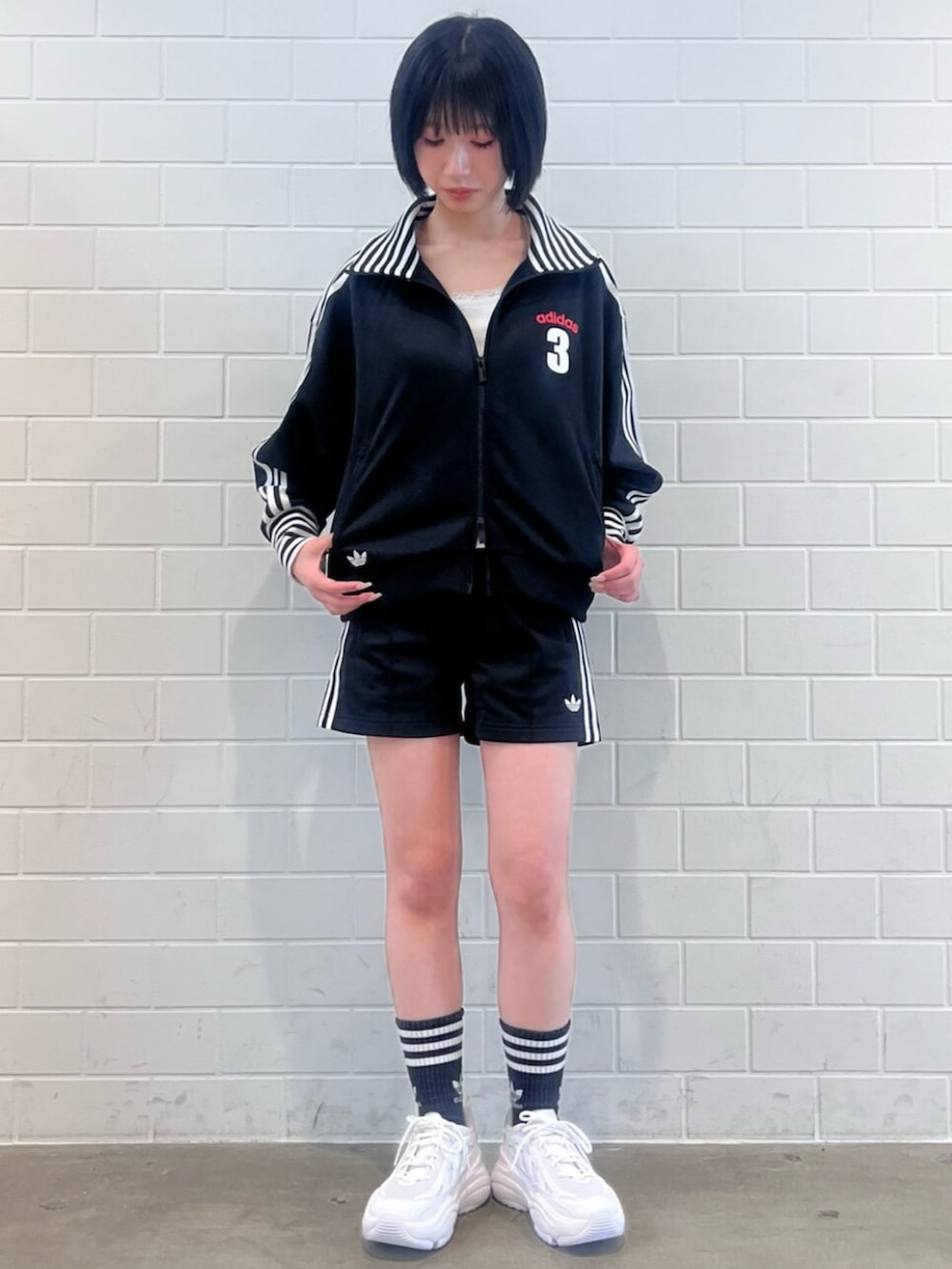 ブラック系のその他パンツ、ブラック系のジャージ、ホワイト系のスニーカーを着用したレディースの春コーディネートの3枚目の写真