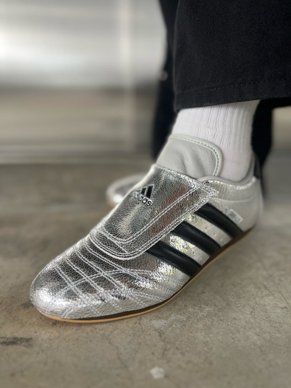 「adidas、adidas originals、アディダス、アディダスオリジナルス、スニーカー、テコンドー、ゲームシャツ、スカート、シルバーシューズ」｜「adidasのテコンドー / Taekwondo（シューズ、シルバー系）」を使った、RHさん（レディース・158cm）の春コーディネートの6枚目の写真