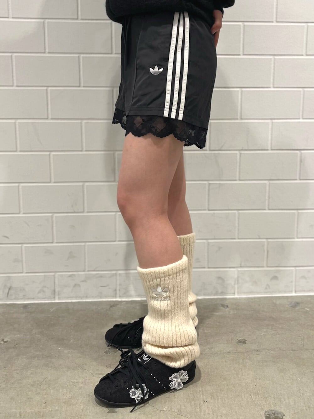 ブラック系のその他パンツ、ブラック系のショルダーバッグ、ブラック系のジャージを着用したレディースの秋コーディネートの6枚目の写真