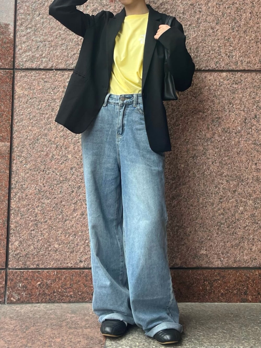ブラック系のショルダーバッグ、ブラック系のシューズ、イエロー系のTシャツ/カットソーを着用したレディースの春コーディネートの2枚目の写真