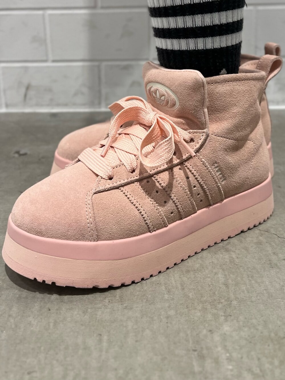 ブラック系のショルダーバッグ、ピンク系のシューズ、ブルー系のジャージを着用したレディースの冬コーディネートの6枚目の写真